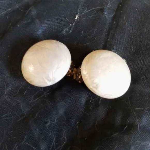 VTG BUTTON STYLE LARGE FAUX PEARLIZED CLIP ON EARRINGS HAS GOLD TONE FLOWER - Picture 3 of 5